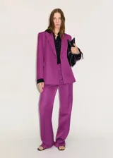 Pantalón de vestir color violeta, de tiro bajo y corte recto. Confeccionado en mezcla de lino y lyocell, con cierre oculto de botón, gancho y cremallera. Incluye dos bolsillos laterales y dos bolsillos de ribete en la parte posterior.