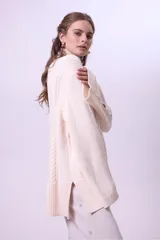 Sweater de punto color borgoña con cuello alto y diseño trenzado.