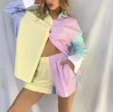 Short con cintura elástica, diseño a rayas verticales en colores pastel y bolsillos laterales.