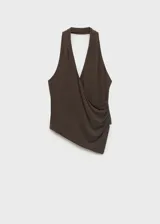 Top marrón con cuello halter, diseño cruzado y drapeado en la cintura.