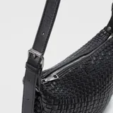 Bandolera marrón de cuero trenzado con correa ajustable.