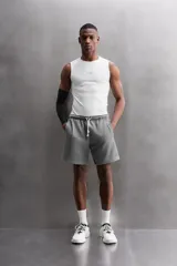 Bermudas jogger cortas confeccionadas en tejido de algodón con interior de rizo. Cintura elástica ajustable con cordón. Bolsillos frontales de vivo. Logo bordado en el bajo.