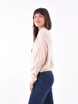 Sweater negro de tejido de punto con cuello alto.