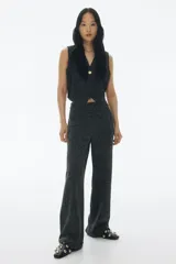Pantalón negro de punto bouclé con cintura elástica y piernas rectas.
