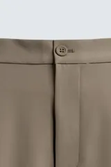 Pantalón regular fit color azul marino, confeccionado en tejido elástico. Cuenta con bolsillos frontales, bolsillos traseros de vivo con botón y cierre frontal con cremallera y botón.