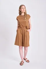 Bermuda casual de lino color tostado, con pinzas en la cintura y bolsillos laterales.