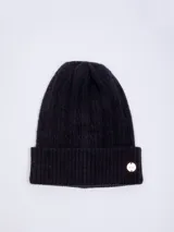 Gorro elastizado gris con diseño de trenzas, ideal para climas fríos.