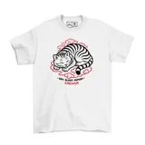 Remera blanca de algodón con estampa de un gato atigrado durmiendo sobre nubes rojas y la frase "Eat, Sleep, Repeat" y la marca "Emexem".