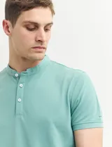 Remera manga corta con cuello mao y media botonadura, color azul.