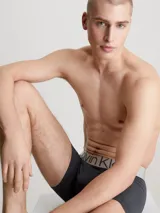 Pack de tres bóxer Calvin Klein de microfibra negra, con cintura elástica gris con el logo de la marca en color fucsia.