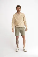 Bermuda color marrón claro, de corte recto y largo a la rodilla.