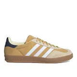 Championes Adidas Gazelle Indoor color beige con detalles en blanco y marrón.