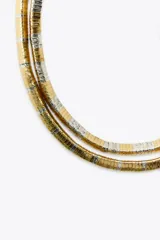 Set de dos collares de diferente longitud, con eslabones planos combinados en dorado y plateado. Cierre con mosquetón.