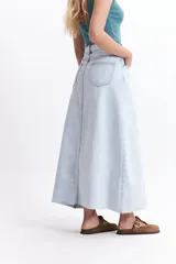 Falda midi de denim celeste, de tiro alto y corte recto, con tajo frontal y ruedo desflecado.