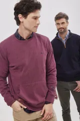 Buzo de felpa bordó tipo deportivo, con bolsillo canguro y terminación suave.