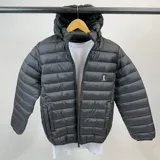 Campera puffer negra de nylon con capucha desmontable y logo bordado en el pecho.