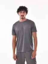 Remera gris de poliéster con cuello redondo y mangas cortas.