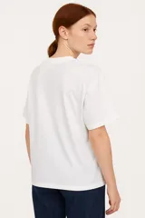 Remera blanca de algodón con estampado de limones, una taza y la frase "Lemon Tarte" en color rosa.