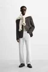Blazer marrón con estampado pata de gallo, de corte regular fit, con cuello de solapas de muesca, manga larga con puños abotonados, bolsillo de vivo en el pecho, bolsillos de solapa en la cadera, bolsillo interior, aberturas en la espalda y cierre frontal con botones.