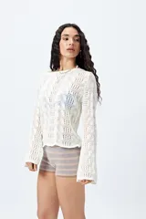 Short tejido a rayas horizontales en tonos beige y gris, con cintura ancha elastizada.