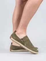 Alpargata Hush Puppies color ladrillo, de cuero gamuzado, con forro de algodón orgánico y plantilla Bloom.