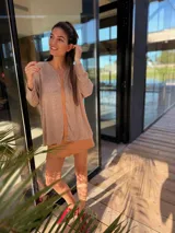 Sweater celeste de tejido fino de viscosa, con detalle de tira vertical de cuero ovino color camel en el centro. De corte holgado y manga larga.