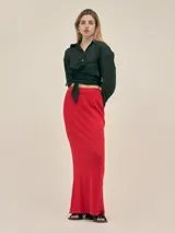 Camisa azul eléctrico de algodón con botones nacarados, corte holgado, mangas largas con puños abotonados y lazo en la cintura.