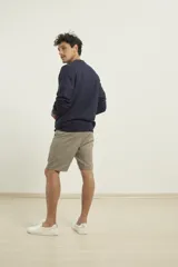 Sweater marrón de punto fino con cuello redondo y mangas largas.
