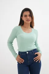 Sweater verde agua de tejido de punto acanalado, con cuello redondo y mangas largas.