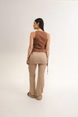Pantalón semioxford con sobrefalda y elástico en la cintura, diseño ajustado.