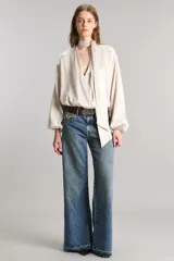 Pantalón de jean de tiro medio, corte wide leg extra largo, color azul medio.