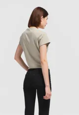 Remera de manga corta color crudo con estampado central de un diseño floral con la palabra "Australia" y el año "1946".