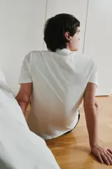 Pack de dos remeras de algodón, una blanca y otra gris, de manga corta y cuello redondo.