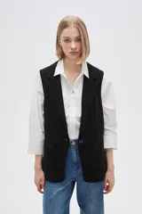 Chaleco negro con solapas y sin mangas.