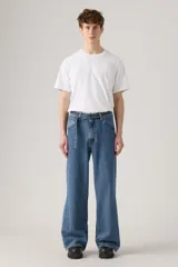 Pantalón de jean celeste de corte amplio, con cintura alta y diseño de cinturón incorporado.