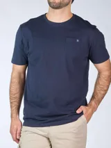 Camiseta gris de algodón con cuello redondo y bolsillo en el pecho con etiqueta con logo.