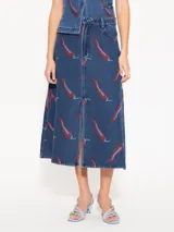 Pollera de denim con estampado de chiles, corte en A y tajo frontal.