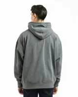 Buzo canguro verde con capucha y bolsillo frontal, de corte oversized.