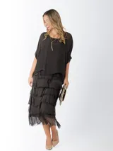 Vestido marrón de seda italiana, dos piezas: top de calce amplio y falda midi con volados. Incluye forro de algodón elastizado.