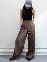 Pantalón wide leg de algodón y poliéster con estampado animal print. Cuenta con pretina ancha elastizada, broche interno, cierre y bolsillos delanteros.