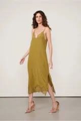 Vestido midi color verde oliva con breteles finos, escote en V y ruedo con detalles de encaje.