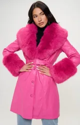 Tapado rosa de cuero vegano con cuello y puños de piel sintética fucsia. Tiene corte a la rodilla, cierre con botones y cinturón con hebilla.