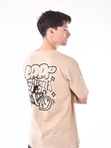 Remera blanca de corte oversized con logo pequeño estampado en el pecho.