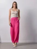 Pantalón negro de pierna ancha, marca Ninety. Con pretina ancha y elastizada.