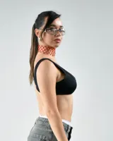 Top deportivo negro con escote redondo y breteles anchos.
