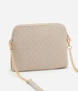 Cartera transversal pequeña color marrón con efecto tressê, cierre de cremallera y correa de cadena larga.