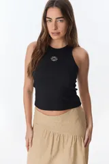 Musculosa negra de punto canalé con cuello redondo y logo bordado en el pecho.