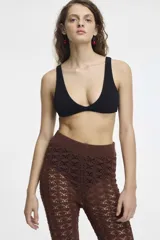 Top de bikini negro con textura arrugada y escote en V.