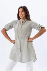 Camisa larga a rayas finas verticales color verde, con cuello mao y mangas 3/4 con botón para sujetar.