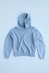 Sudadera celeste con capucha y manga larga, confeccionada en algodón 100% con efecto lavado.